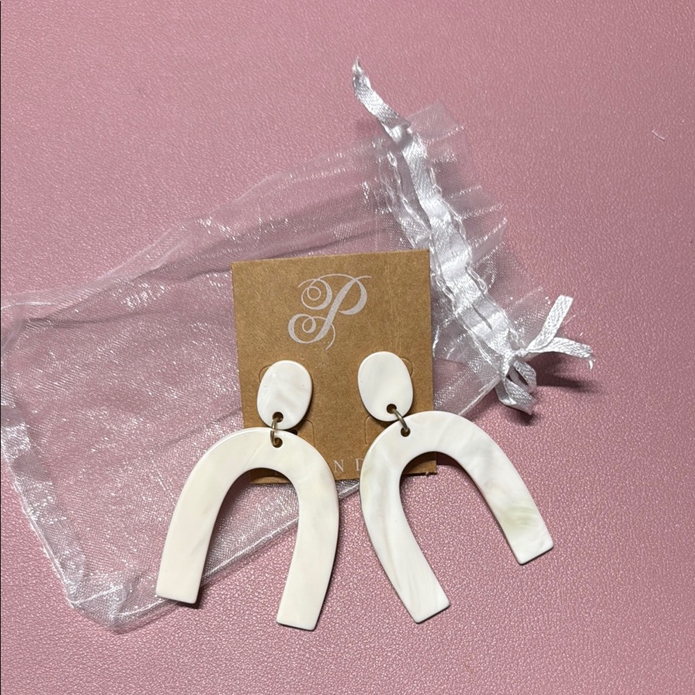 Plunder Cream Arch Earrings